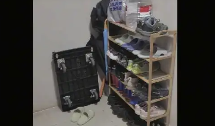 魔法打败魔法！邻居在楼道放鞋柜，男子搬出爷爷遗照房门口